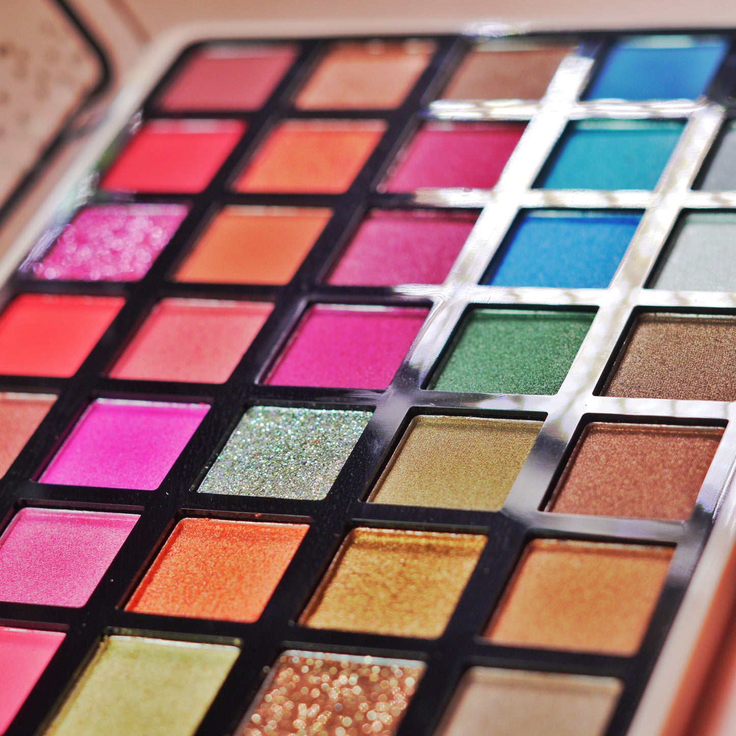 Mielena Italy 40-Color Eyeshadow Palette – Vibrant & Blendable Shades